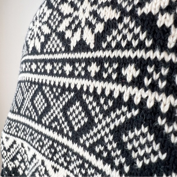 L.L. Bean Sweater Kingfield Fair Isle Size Medium Black Red Nordic Snowflake EUC - Picture 4 of 12